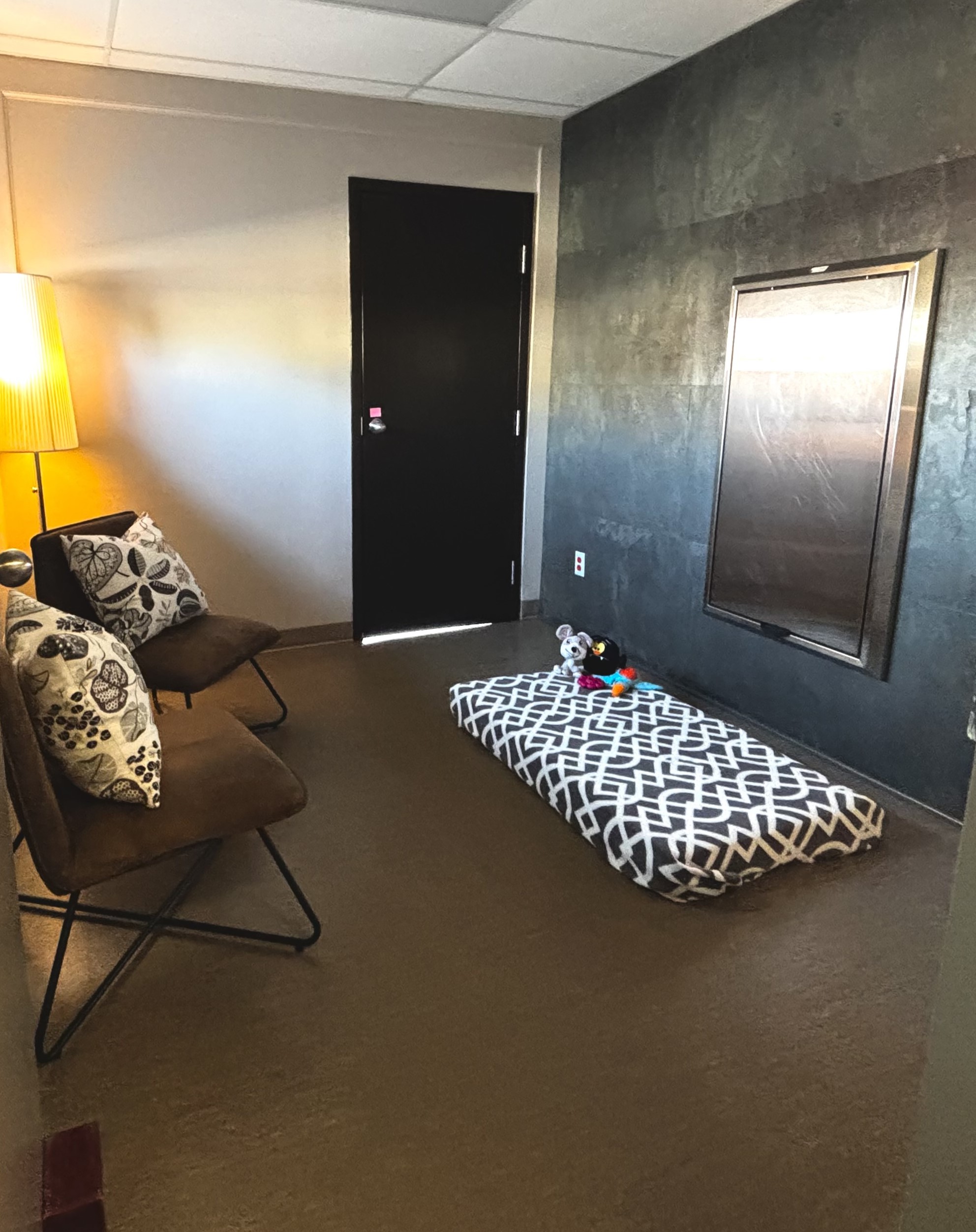 Comfort room with table