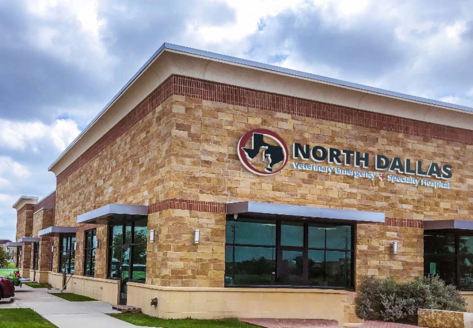 Exterior of North Dallas Veterinary Emergency & Specialty w Logo