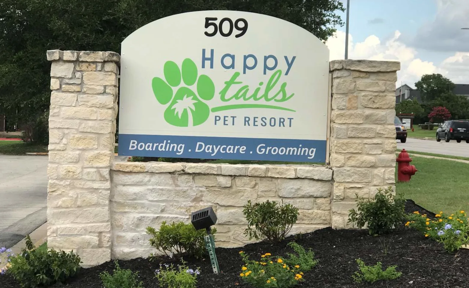 Happy Tails Pet Resort Sign