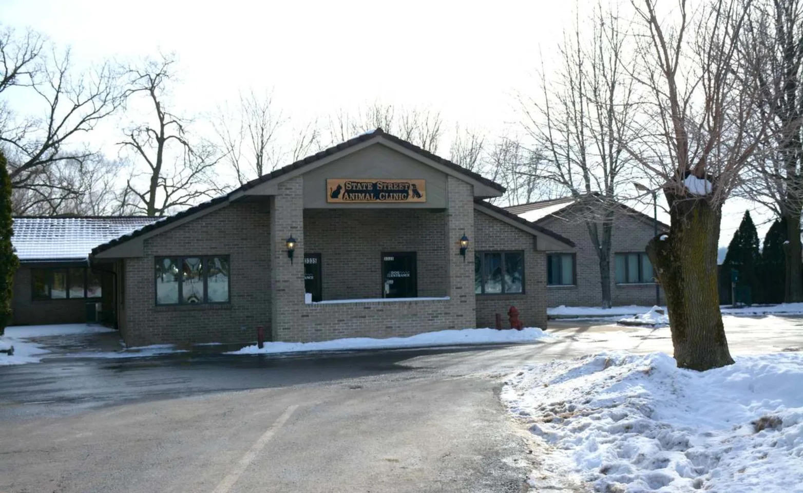 Front facing exterior of State Street Animal Clinic