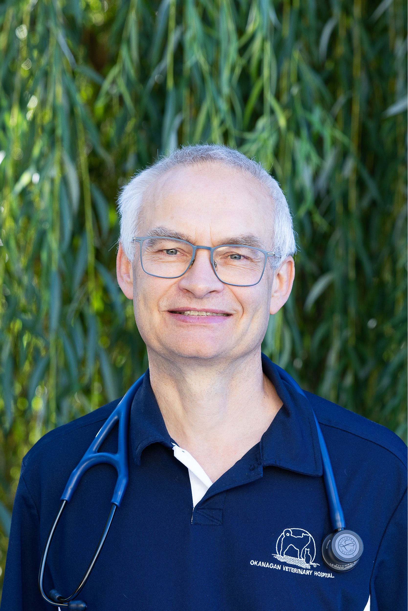 Marco Veenis holding a dog.