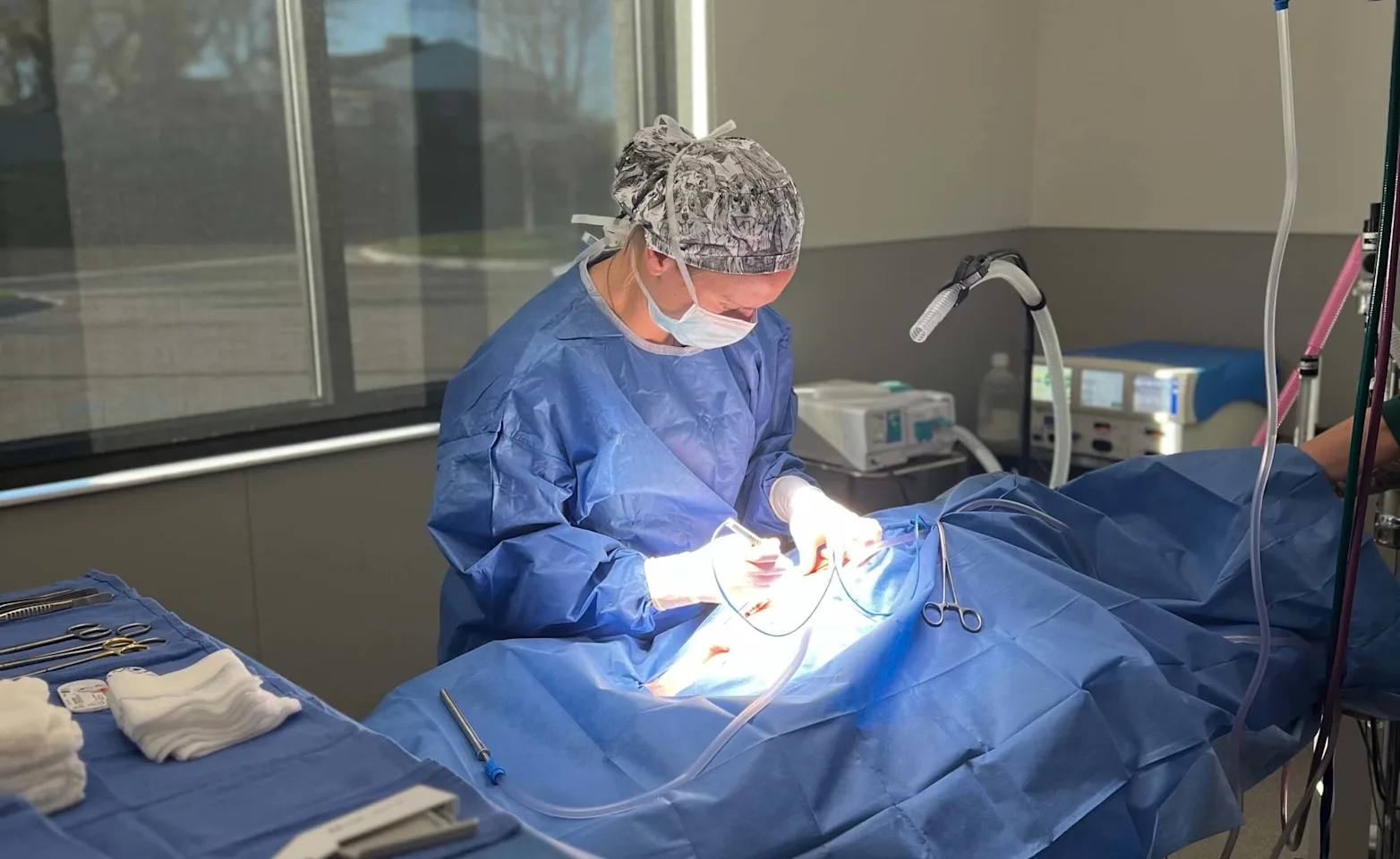 Dr. Sarah Jones performing surgery Dr. Sarah Jones performing surgery