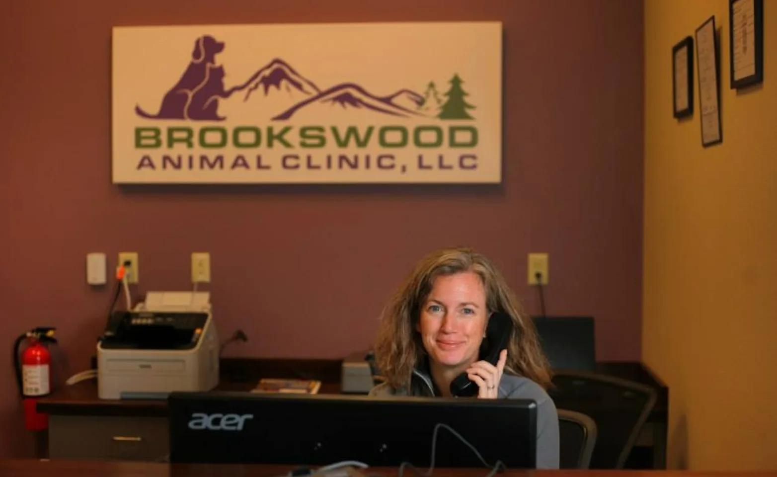 A receptionist at the front desk of Brookswood Animal Clinic