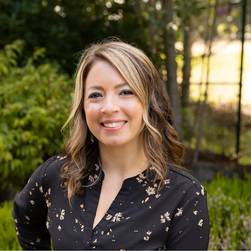 Hannah Hooper at Angeles Clinic for Animals Hannah Hooper at Angeles Clinic for Animals