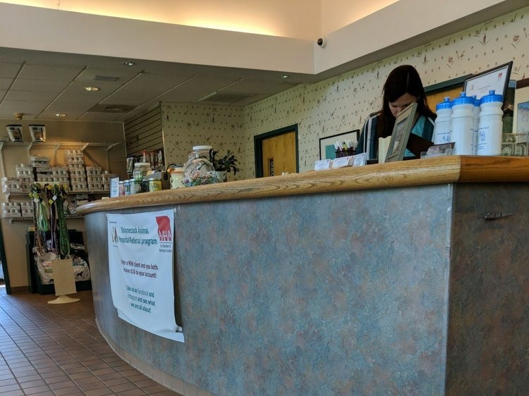 Shinnecock Animal Hospital's reception area where there is staff member ready to greet you at the counter