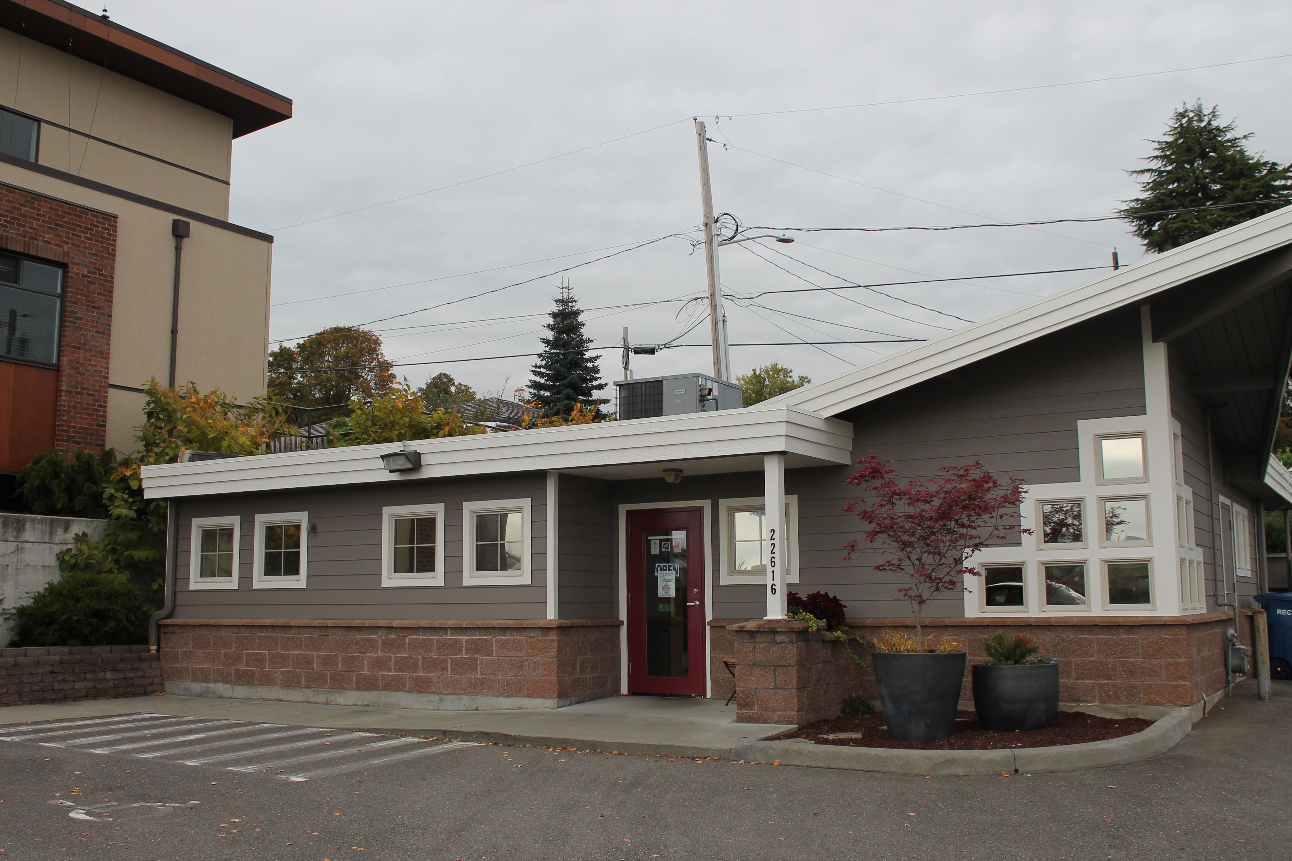 Side view of Marine View Veterinary Hospital 