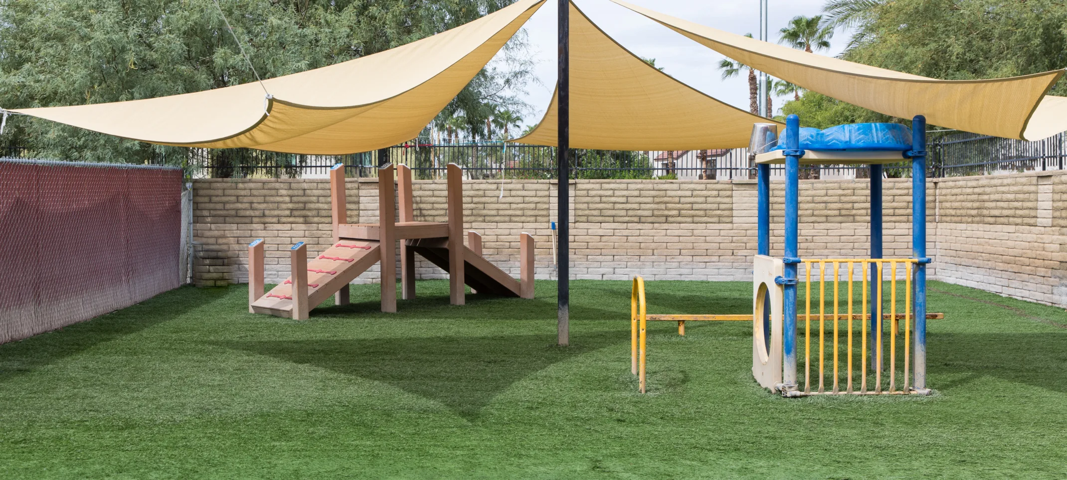 Doggie District - Paradise Valley - Outdoor play area