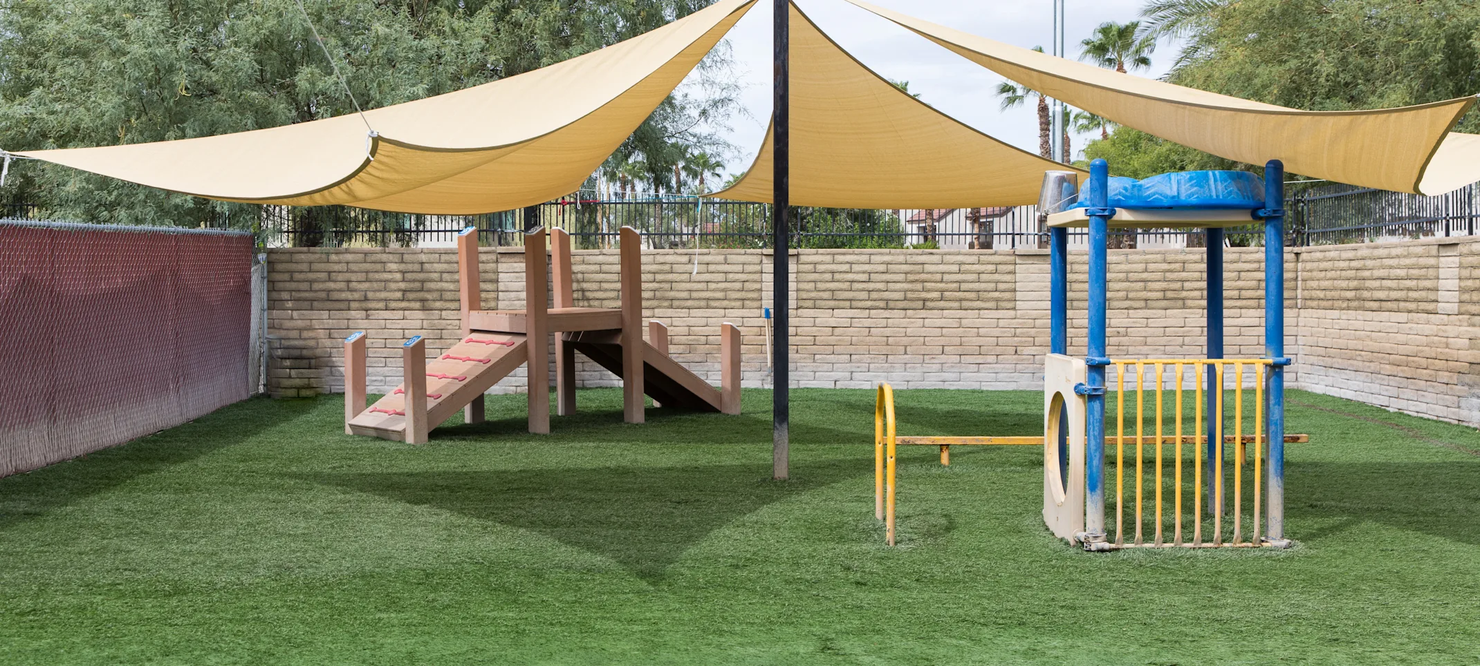 Doggie District - Paradise Valley - Outdoor play area Doggie District - Paradise Valley - Outdoor play area