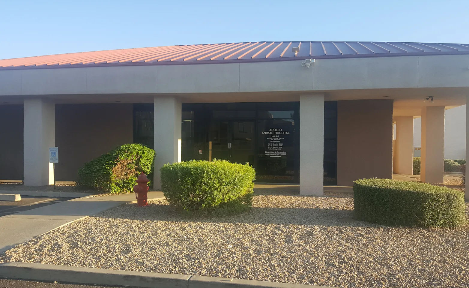 Exterior and front entrance with gravel landscaping at Apollo Animal Hospital Exterior and front entrance with gravel landscaping at Apollo Animal Hospital