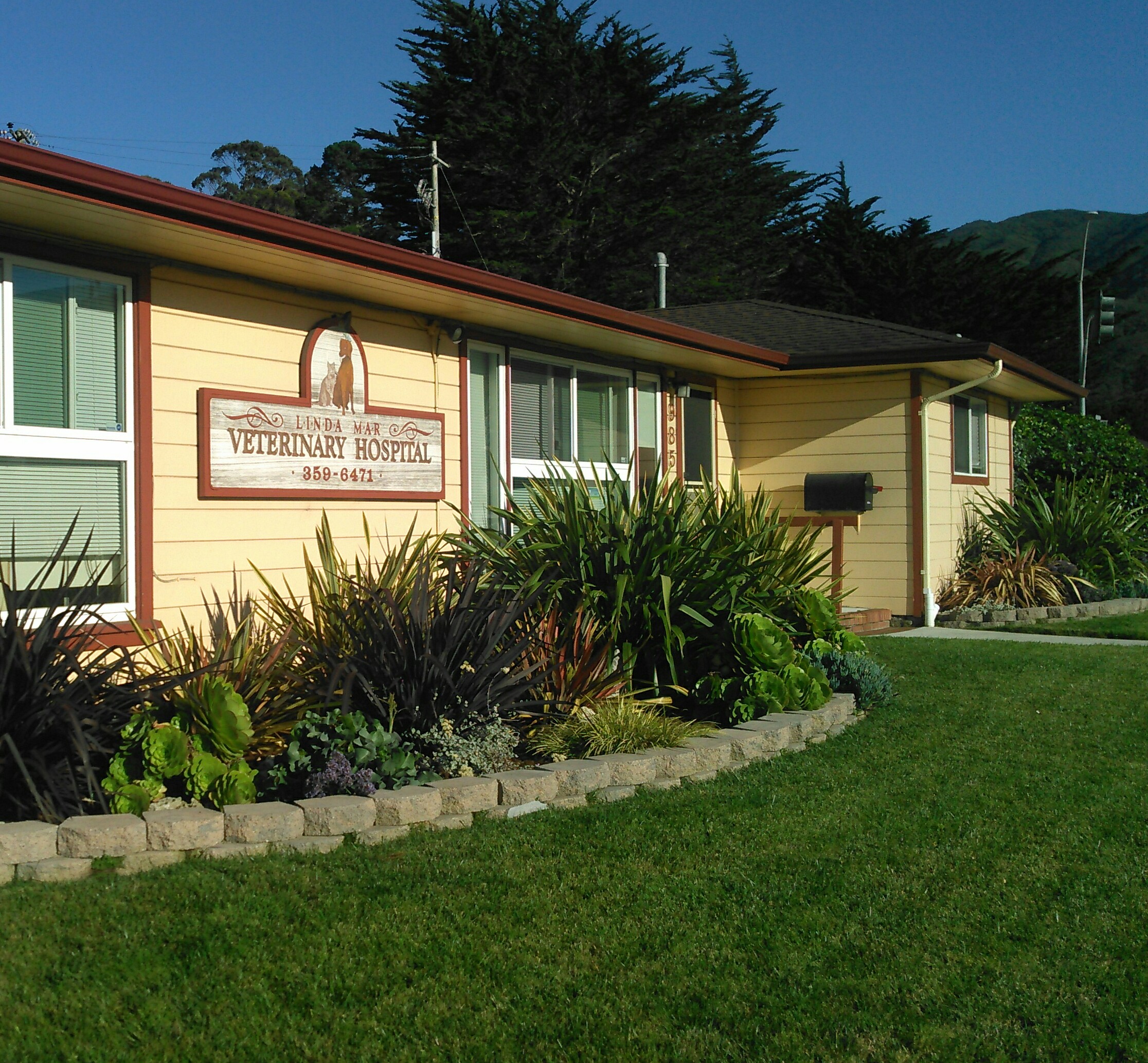 Linda Mar exterior and lawn