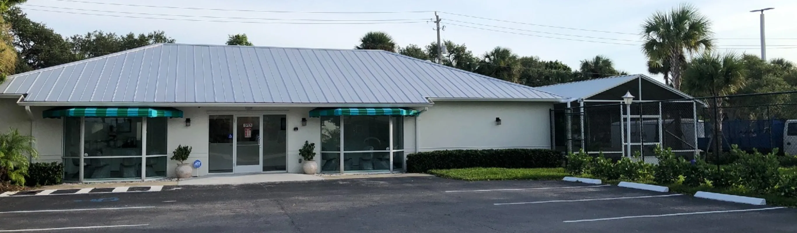 Front of the exterior of Vero Beach Veterinary Hospital Front of the exterior of Vero Beach Veterinary Hospital