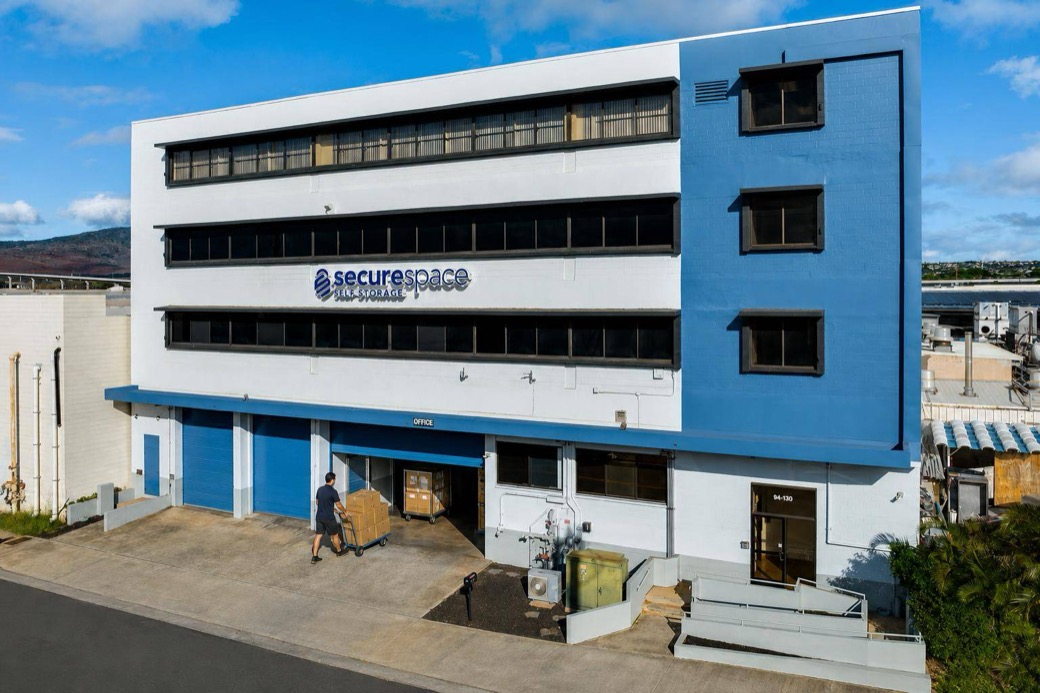 L015-storage-features-look-rent-waipahu-hi-hero