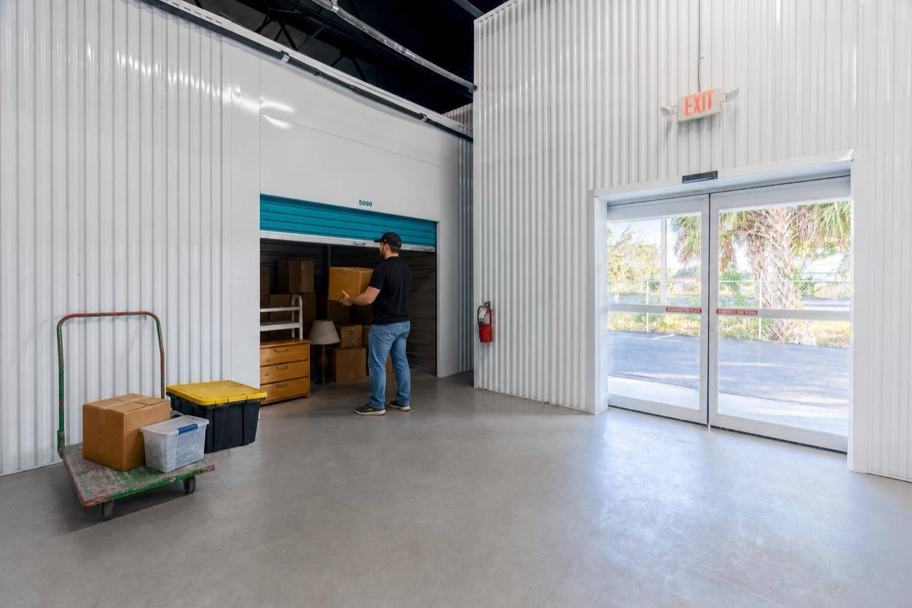 clearwater-storage-vs-pods-comparison-16809-us-hwy-19-hero
