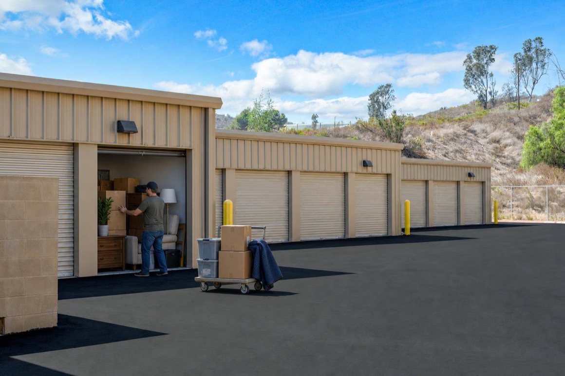 L008-large-storage-units-spring-valley_hero
