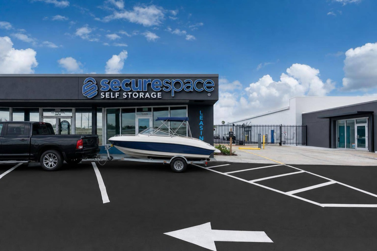 outdoor-vehicle-storage-clearwater-hero