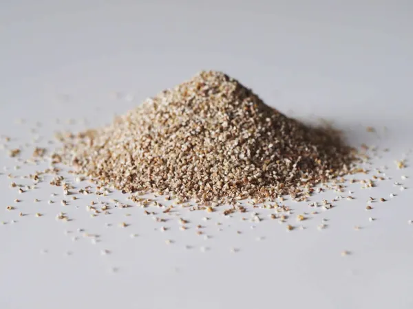 a pile of fonio grains on a gray background ready to be cooked for babies starting solids