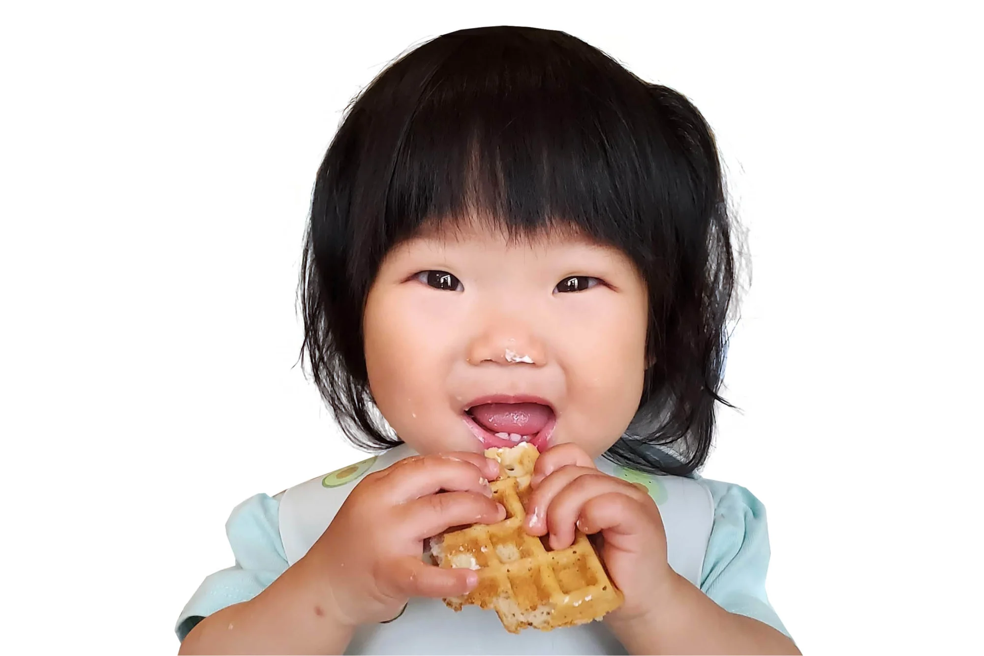 niña pequeña de 13 meses disfrutando de un waffle