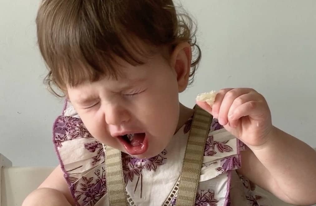 Mi bebé de seis meses se atraganta con agua, ¿qué hago?