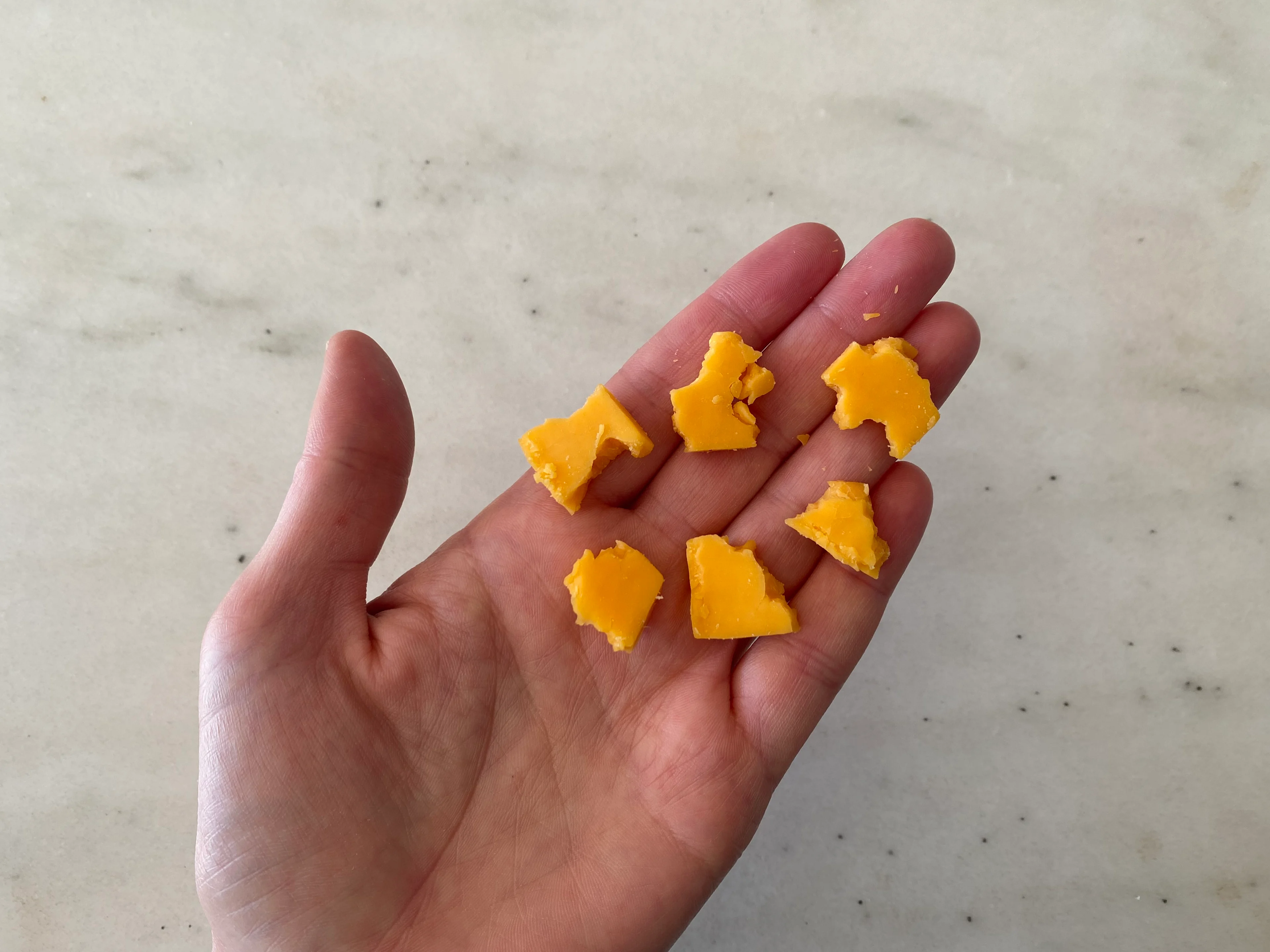 Cheddar bite-sized pieces Solid Starts
