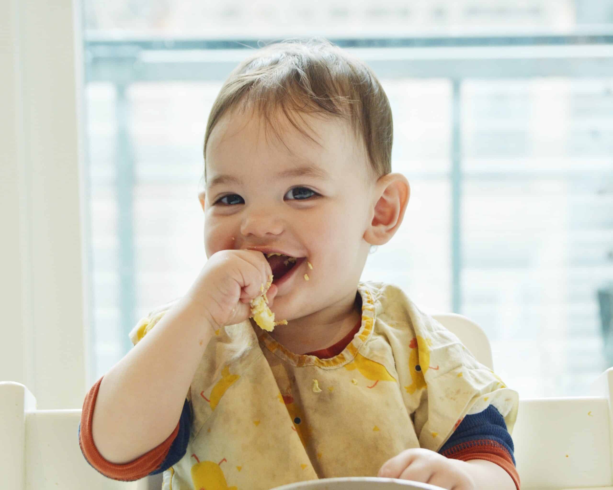 El porqué detrás de ‘bocados para bebés’ (Finger Food First, en inglés)
