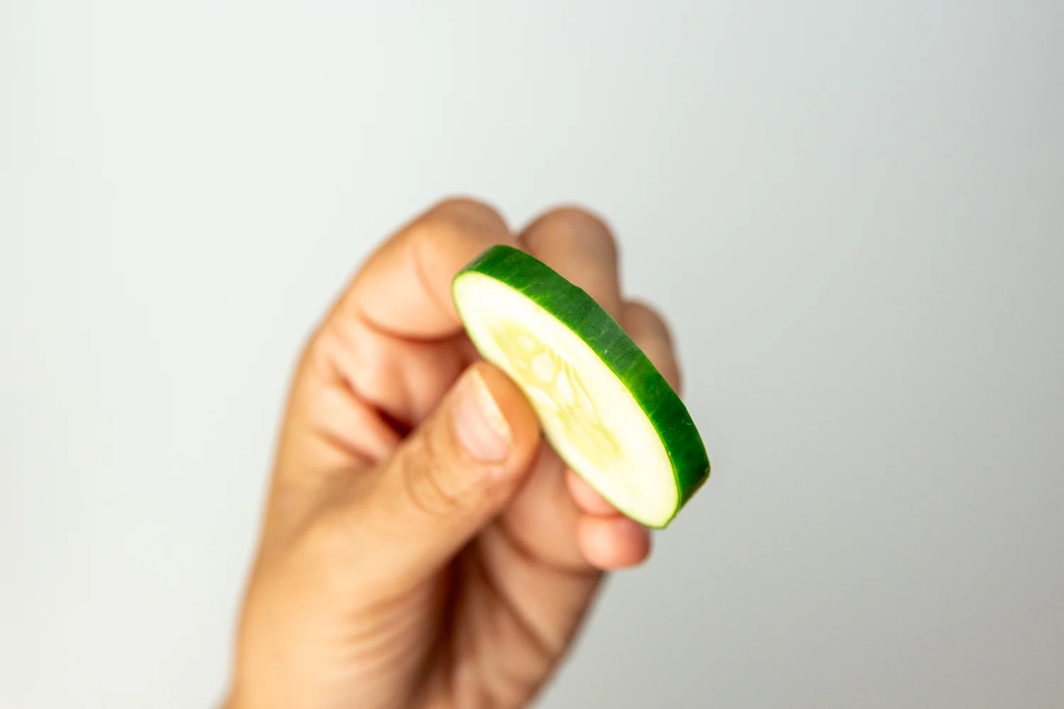 Cucumber thin slice hand pic 2