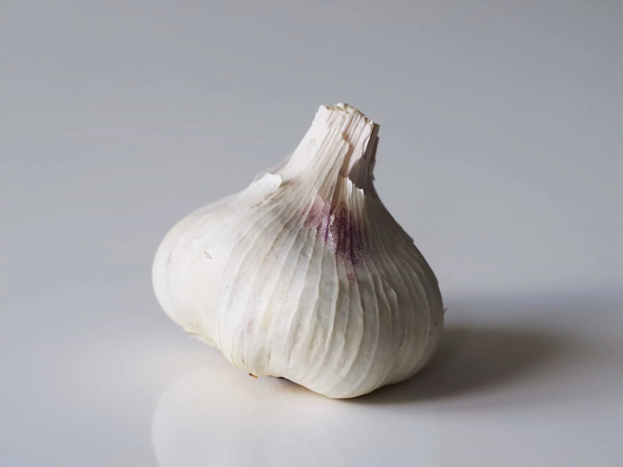 ¿Cuándo pueden comer ajo los/las bebés? a bulb of garlic on a table before being prepared for babies starting solids