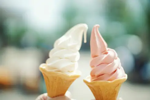 Una vista di coni gelato alla vaniglia e al cioccolato