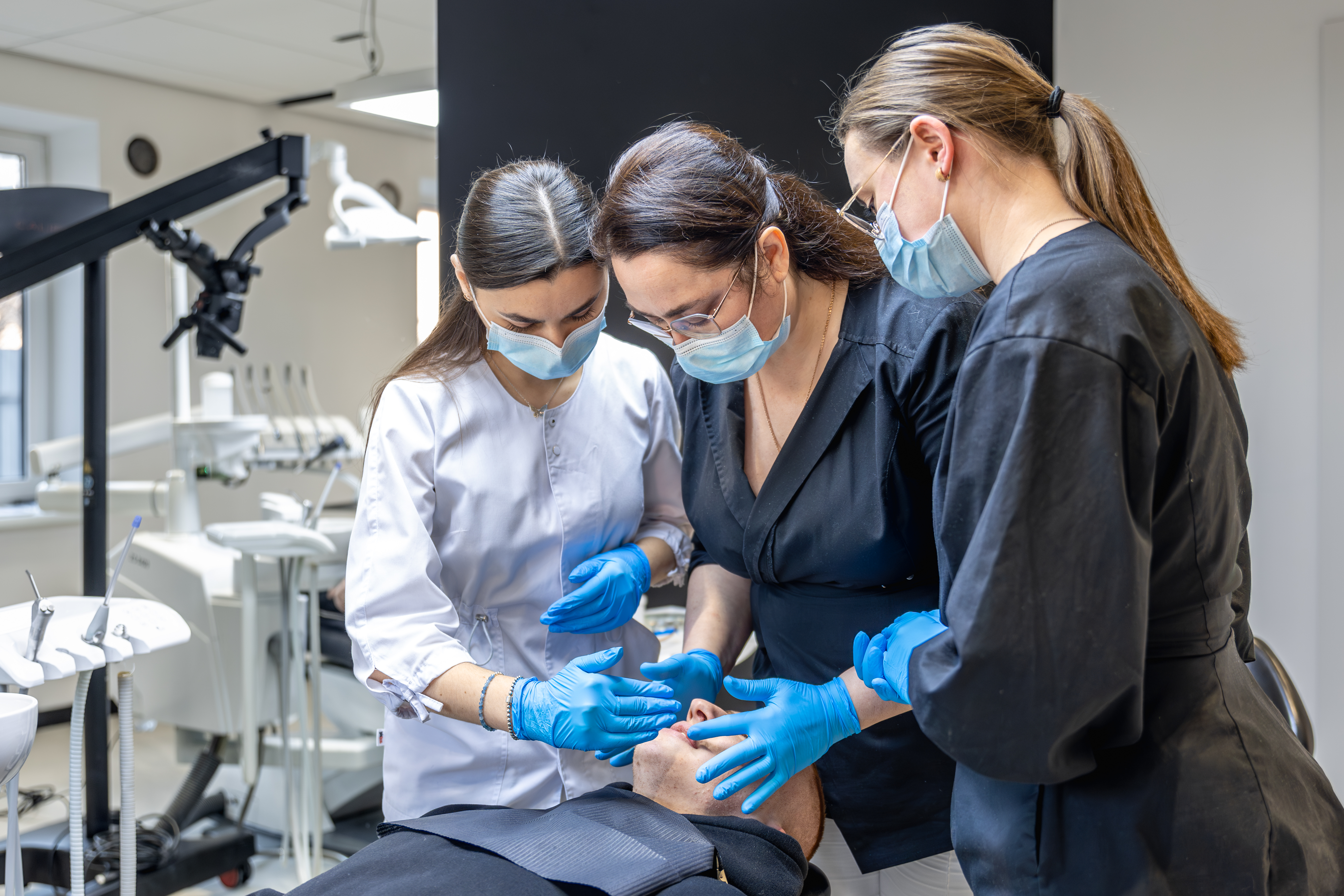 team-female-dentists-treating-patients-teeth-visit-dentist-dentistry