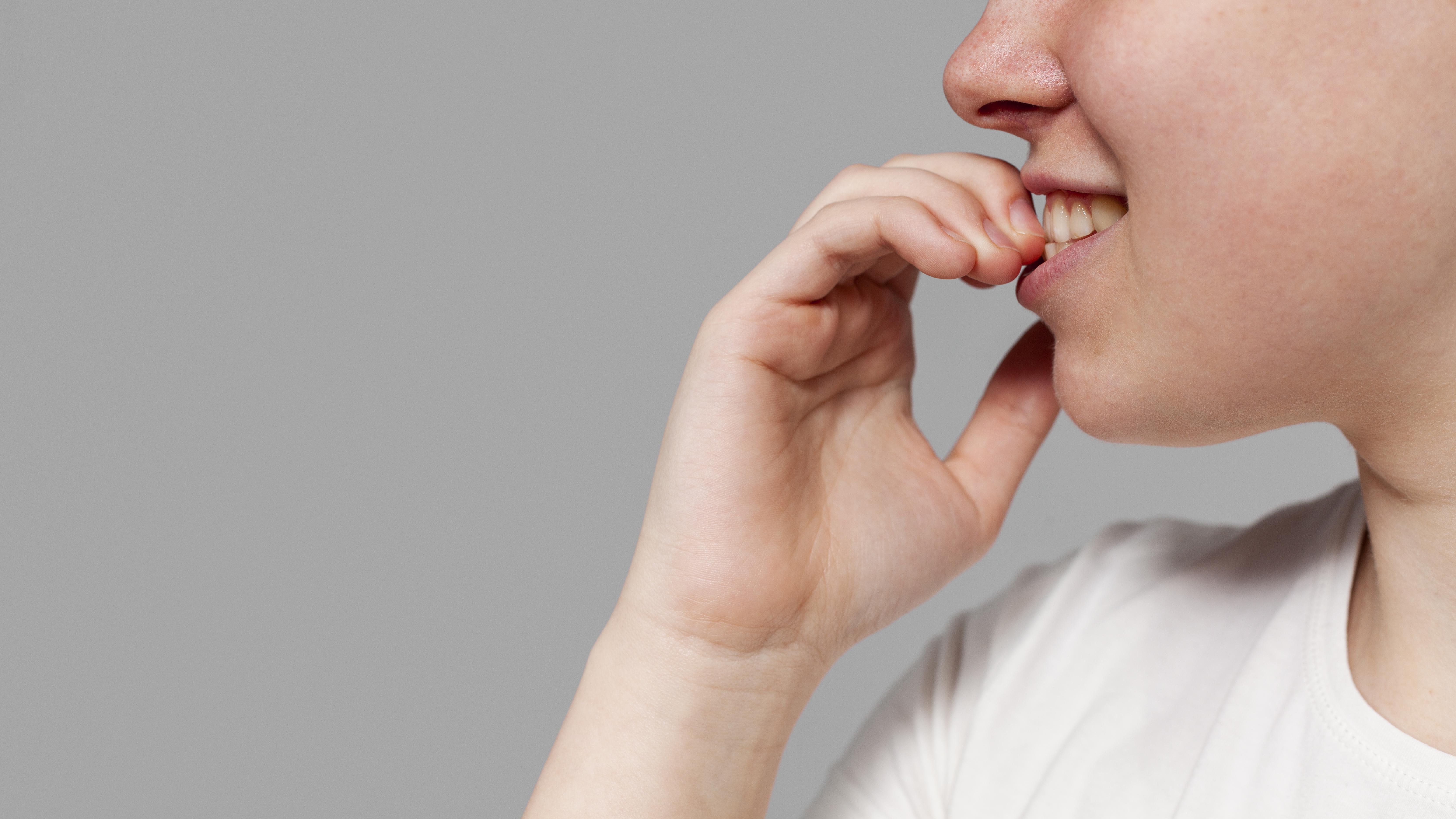 close-up-man-gnaw-nails