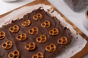 ChocolatePretzelBars-01