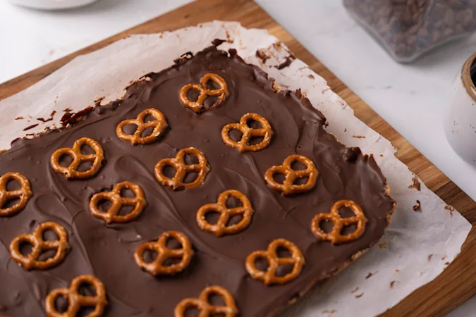 ChocolatePretzelBars-01