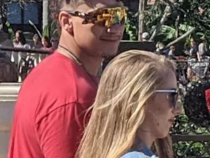 Patrick Mahomes and Brittany Matthews (49607223951) (cropped2)