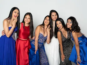 From Glam to Slam—Prom Dress Sale Turns into a Wrestling Match-1