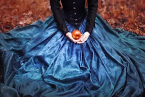 What kind of pet does Snow White have? image