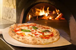How does a pizza introduce itself? image