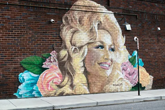 Beyond the Rhinestones- 10 Interesting Facts About Dolly Parton-1