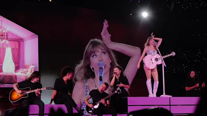 She Sat By Taylor Swift's Dad on a Plane - Here's What He Said!-1