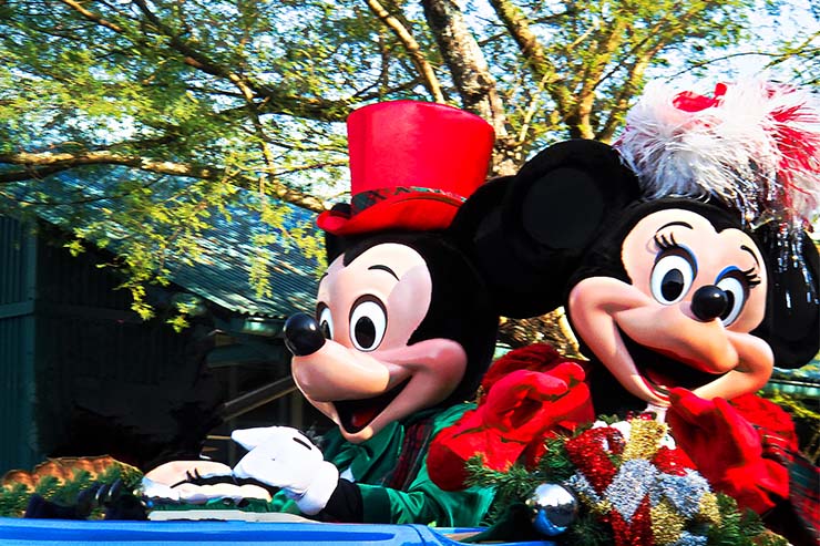  What car picked Mickey and Minnie up for their movie premiere? image