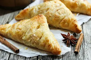 What's the best method for making an apple turnover? image