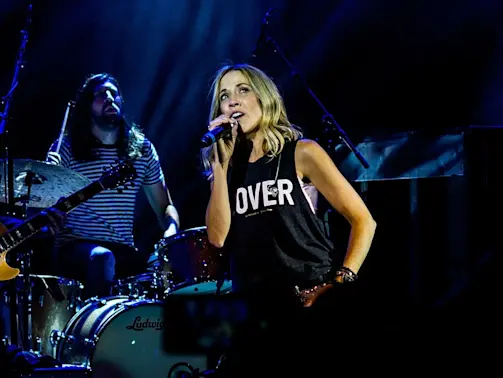 1200px-Sheryl Crow - O2 Shepherds Bush Empire - Friday 19th May 2017 SherylCrowShep190517-23 (34666814112)
