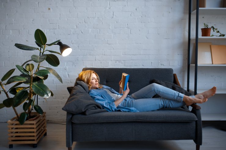  Which celebrity loves to read? image