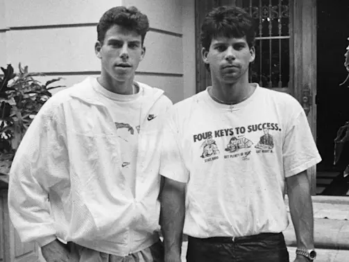 Erik-i-lyle-menendezowie-przed-domem-w-beverly-hills
