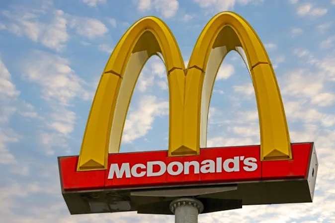 Why don't the McDonald-s arches like the Arc de Triomphe? image