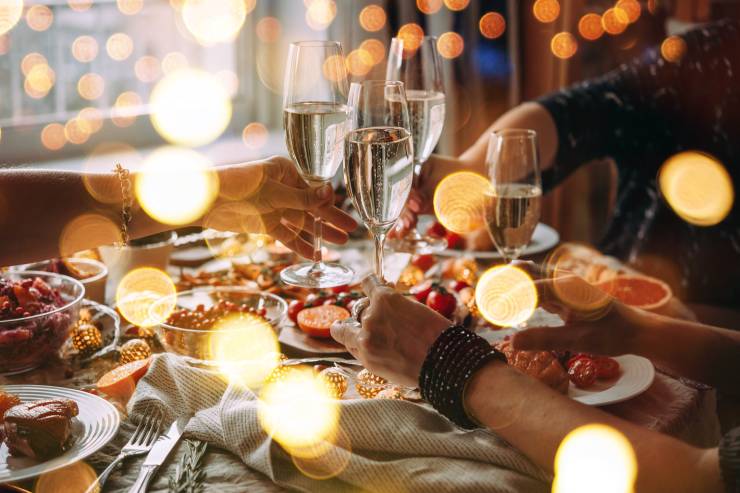  What kind of friends should you take to dinner? image