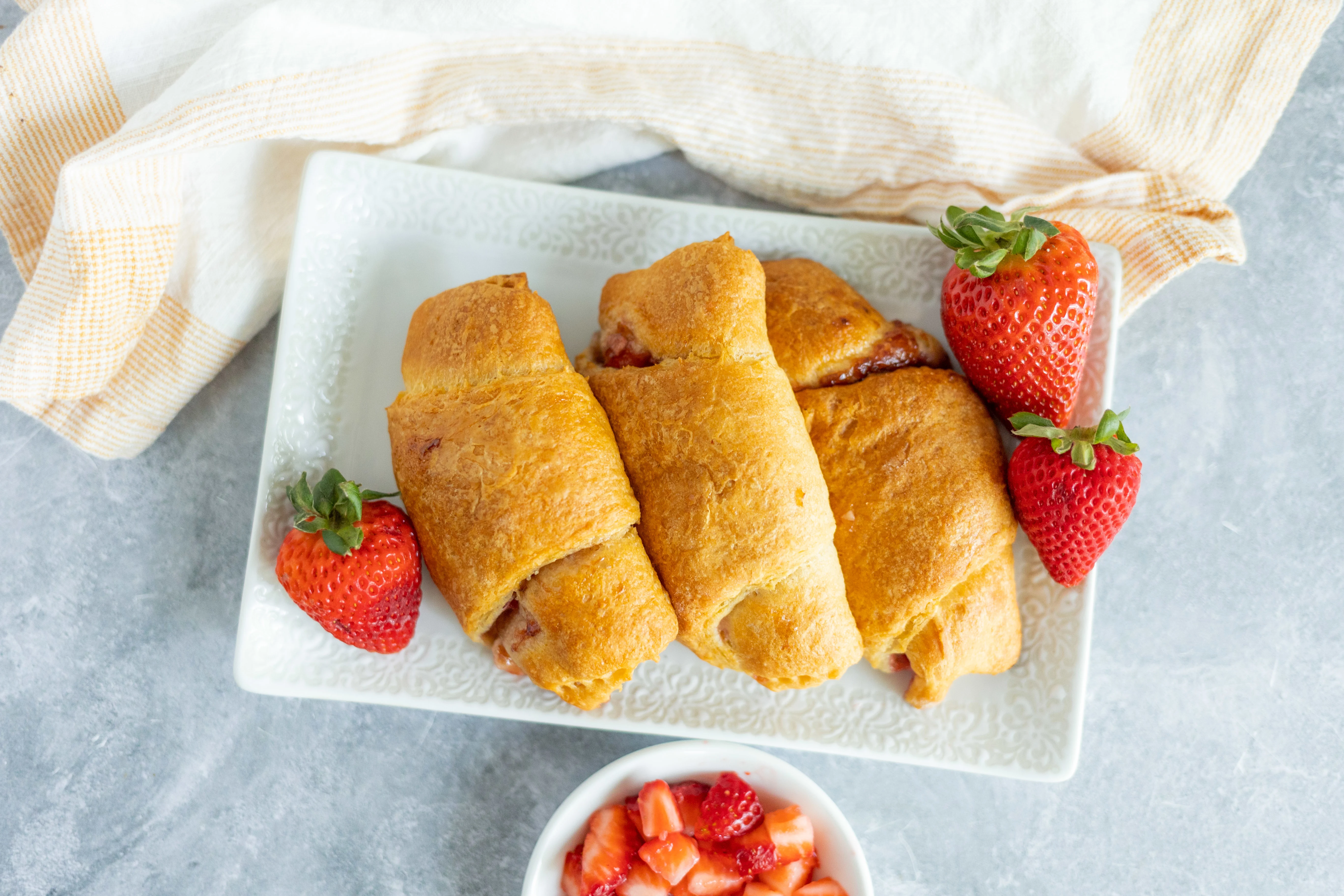 Strawberry Cheesecake Rolls | Recipe Reader