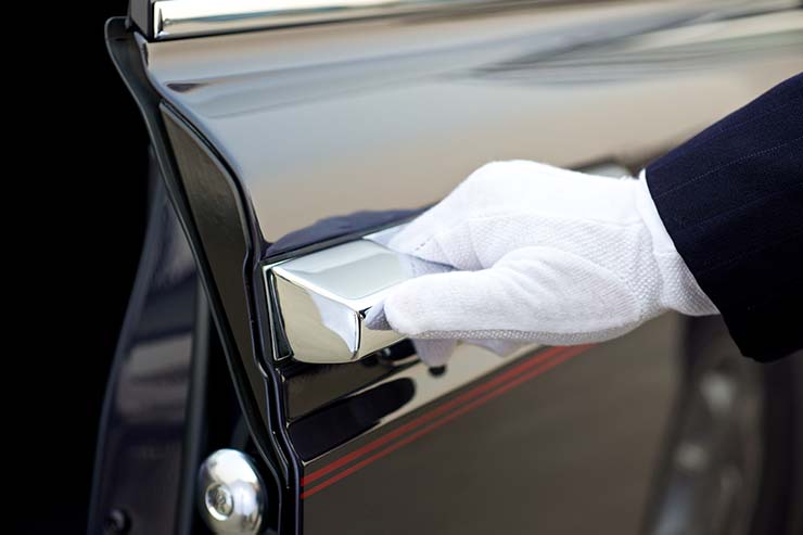  Which celebrity would make a great valet? image