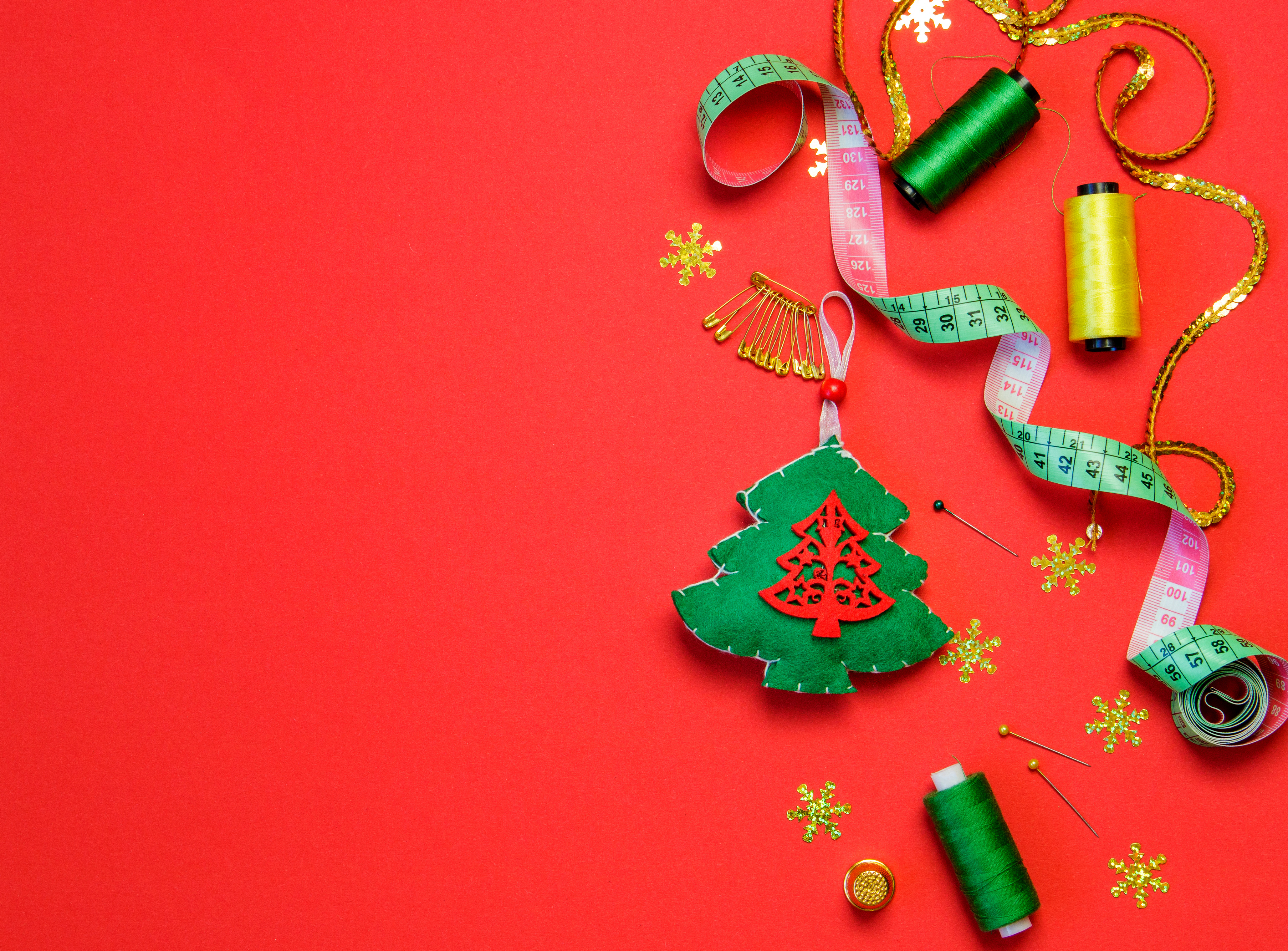 Why can't Christmas trees sew? image