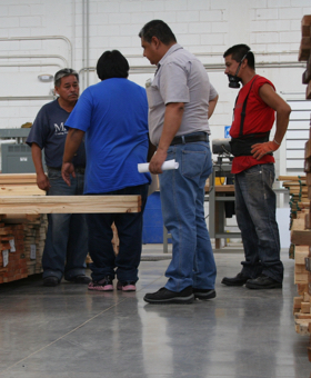 Trabajador de Tym Forest asesorando a algunos clientes en nuestra Sucursal La Fe en Monterrey, Nuevo León.