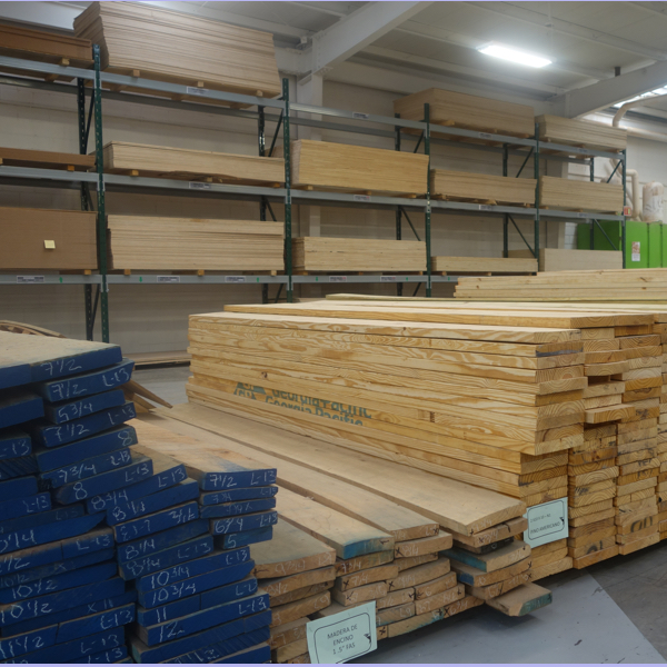 Racks de diferentes tipos de madera en Sucursal La Fe