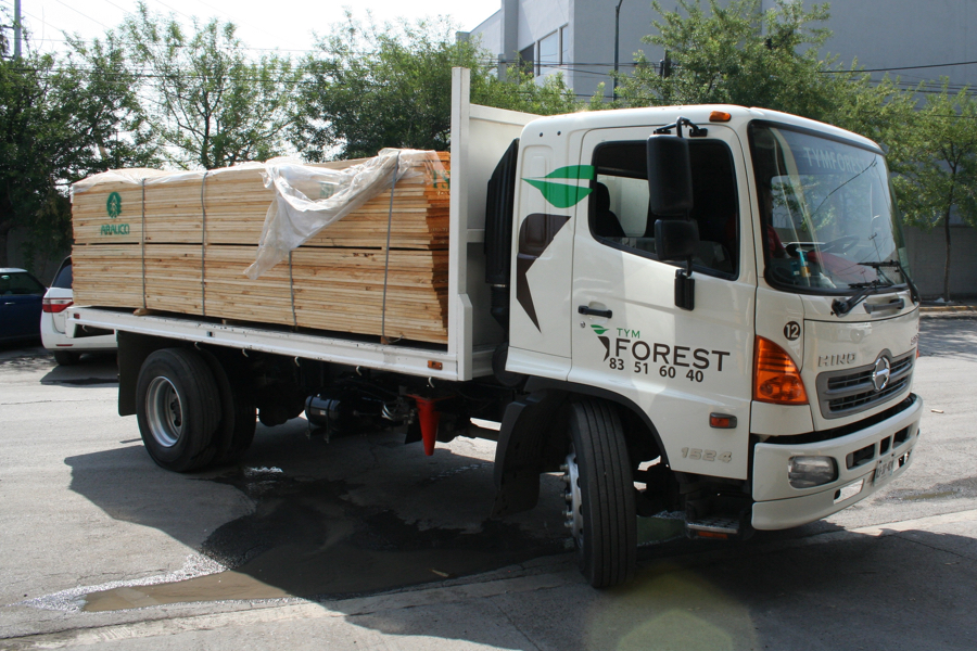Camión de Tym Forest saliendo de Sucursal Matriz a hacer una entrega de Madera de Pino Nacional.